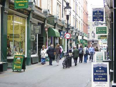 Cecil Court, la strada per gli amanti dei libri e degli oggetti antichi che ha ispirato la Diagon Alley di Harry Potter